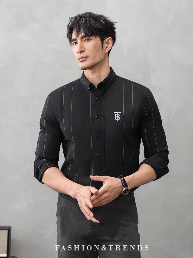 Burberry 巴宝莉Tb 超高纱支优雅细条纹衬衫 最新款的绿标刺绣 低调但是绝对经典 配色越看越好看 优雅内敛 瞬间种草 法式优雅和中式内敛的完美结合！ 法