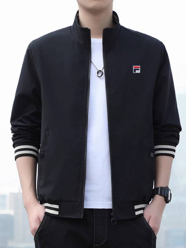 Fila 斐乐男女休闲立领夹克外套 这是一款经典时尚休闲外套 走着简约大气时尚风格， 适合所有年龄段，上身有型显瘦， 面料品质也是超级的好 ！ 面料防风透气聚科