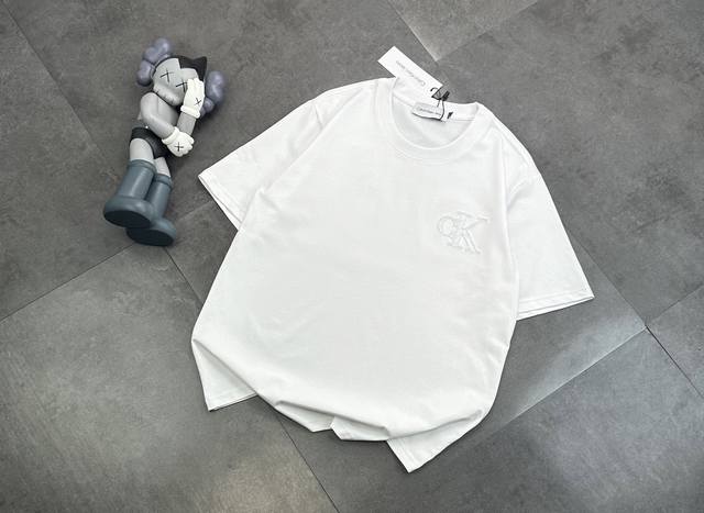 潮牌 Calvin Klein 刺绣情侣款短袖T恤！ ：240G双纱潮牌专用棉，纹理清晰，质感满满，同缸定染1×1无色差精密纯棉螺纹，层搭叠穿，自留好货，强烈推