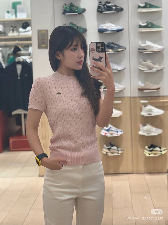 新款上新 谁懂啊，春夏款开挂了！！ Lacoste 法国鳄鱼 女士纯色圆领针织衫 货 这件毛衣针织面料100%全面制成，非常适合环保女性！ 源自法国国旗色的纯色