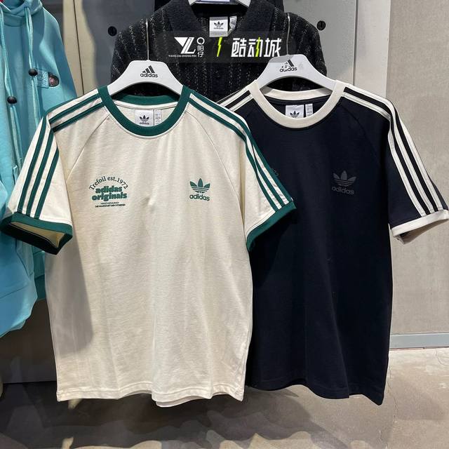 新款上新 Adida三叶草新款复古织带螺纹女款修身短袖！ Ad经典复古运动系列三条杠短袖，面料表面呈螺纹状，因此也有叫螺纹T，修身版型，插肩袖设计，显瘦一绝，三