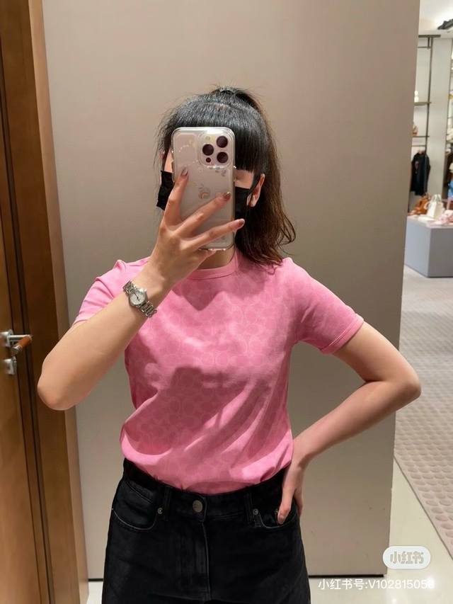 代购级Coach蔻驰女款时尚新款短袖粉色，黑色满印T恤 爆款独家货品～现货3000+海外专柜最新款！这款满印T恤来得太是时候了！强烈建议大家人手一件，真的太经典