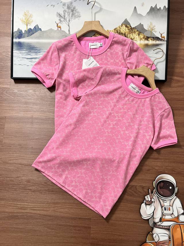 代购级Coach蔻驰女款时尚新款短袖粉色，黑色满印T恤 爆款独家货品～现货3000+海外专柜最新款！这款满印T恤来得太是时候了！强烈建议大家人手一件，真的太经典