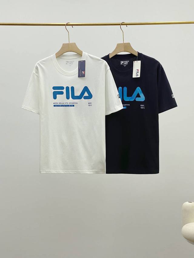 Fila 斐乐官方男子圆领短袖T恤基础简约运动休闲上衣！ 面料采用双纱纯棉面料，布面平整手感柔软，上身舒适，品质细腻！ 定位裁剪，上身效果非常Yyds。 时尚休