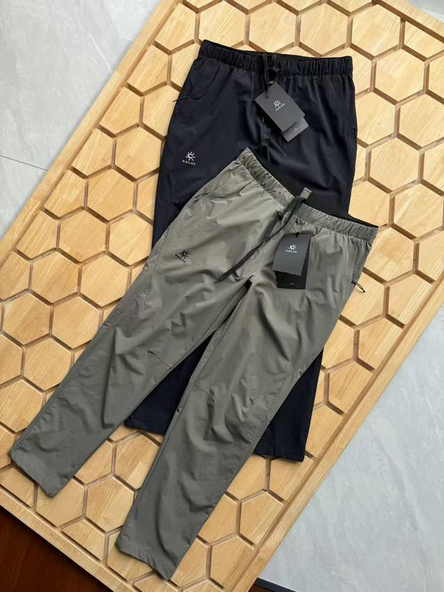 凯乐石 Kailas 梭织休闲长裤是一款专为夏季设计的男子休闲运动速干裤，适合户外活动和日常穿着。 一个知名的户外运动品牌，专注于高性能的户外装备和服装。 采用