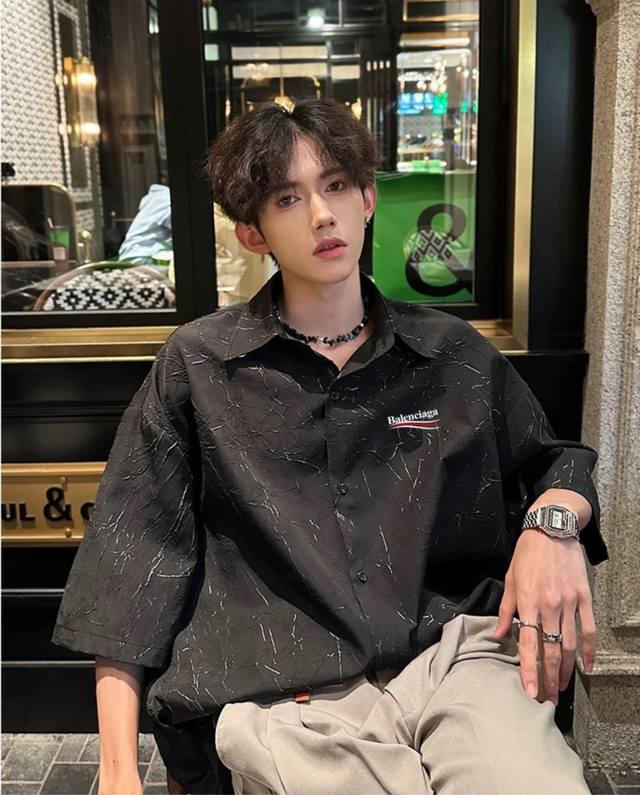 巴黎世家Balenciaga 理肌感扎染黑色系衬衫短袖情侣同款 采用复合抗皱面料 立体有型！采用立体万针刺绣！ 百搭舒适更透气 最主要是版型裁剪非常整齐 做工精