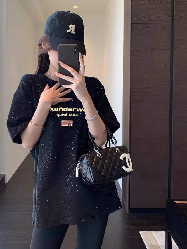 Aw亚力山大王美式星空 一组实拍细节图 起泡印花刺绣 不是普通的短袖 光面料就要4天 精致刺绣国旗 哪有女孩子不爱闪闪的东西呀 我真的爱爆它 闪闪的小精致 好的