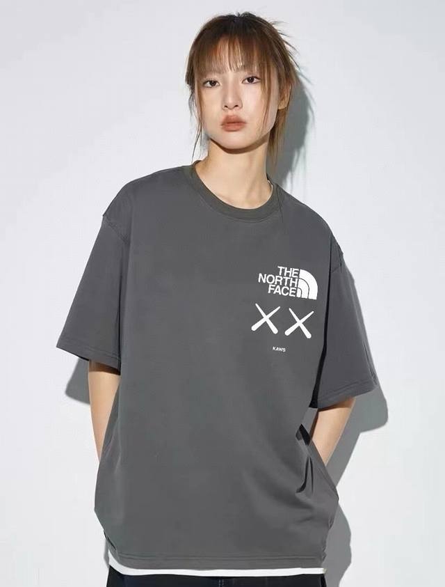 北面 系列 专柜款复古情侣 印花短袖T落肩袖 重磅280G精梳棉材质 透气舒适 进口外贸级专柜印花，随意搓洗不褪色不变形。 情侣款 男女同款哦