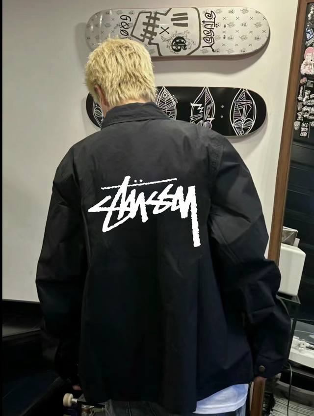 Stussy 斯图西立领教练夹克外套 精选优质尼龙加厚面料 匀整光洁 吸湿耐磨不易折 厚实板正上身超赞宽松版型结合立体裁剪工艺 留有充裕活动空间 翻领设计 轻松