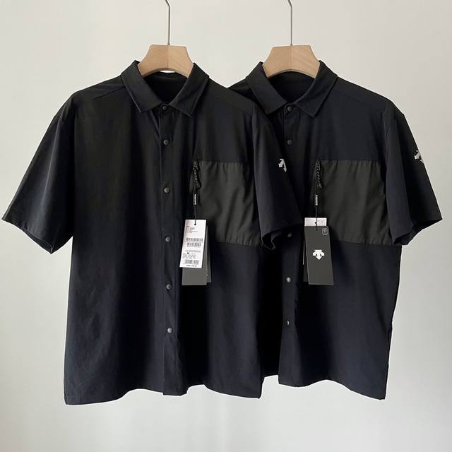 Dst通勤梭织短袖衬衫男女情侣款 款型简约利落，都市日常出行穿着的短袖衬衫，很有设计感，上身潮酷有型！ 采用轻薄干爽的有弹性的梭织面料，品质与舒适性凸显。 搭配