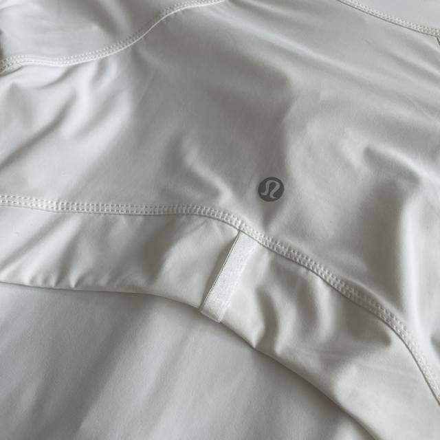 细节图 品质运动Lululemon 露露乐蒙 四色立领夏季原纱小蛮腰冰感防晒衣 女款上衣 它简直就是防晒界的翘楚！后背透气设计 只需这一件，就能拥有防紫外线、透