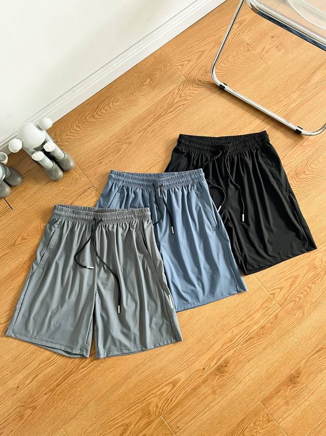 拿货 Lululemon 2025 活力入夏灰标系休闲五分运动户外短裤！低调有型正确的打开方式~炎炎夏日～依然可以享受到舒适无比的穿着体验。银灰色小软标+胶浆反