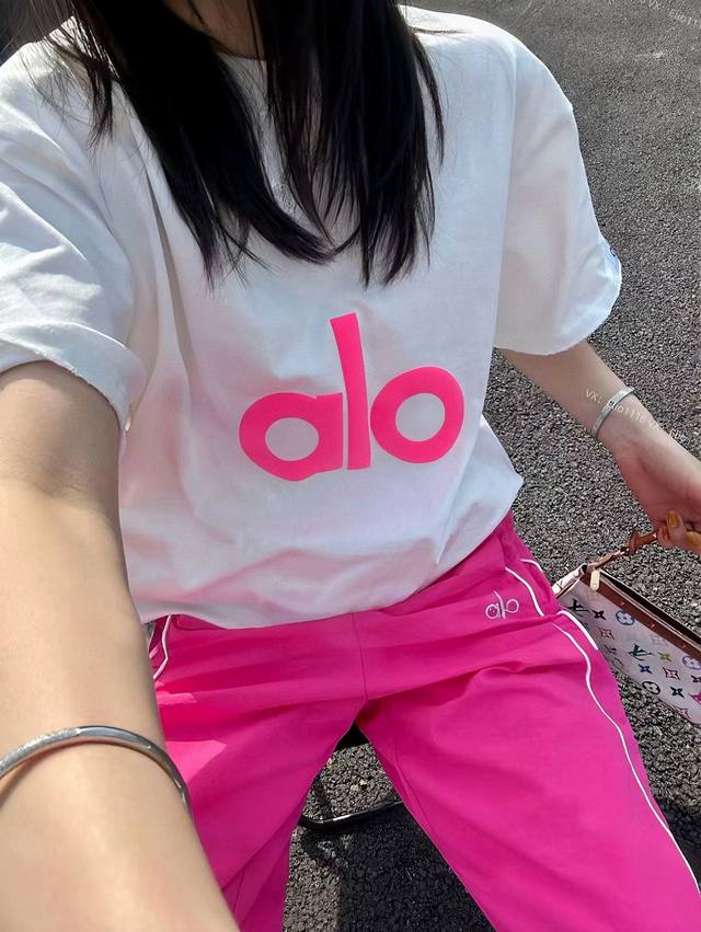 Alo字母立体发泡印花袖口定制布标宽松圆领短袖T恤 款号：25671704251 颜色：白色 黑色 尺码：Sml S胸围112衣长73 M胸围116衣长74 L