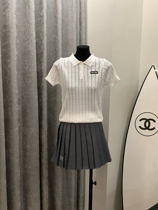 上衣 均码 裙子 Sml Miumiu缪缪字母刺绣镂空翻领针织短袖百褶裙短裙套装 款号：25671904247 颜色：灰色 尺码：Sml S码80-95斤 M码