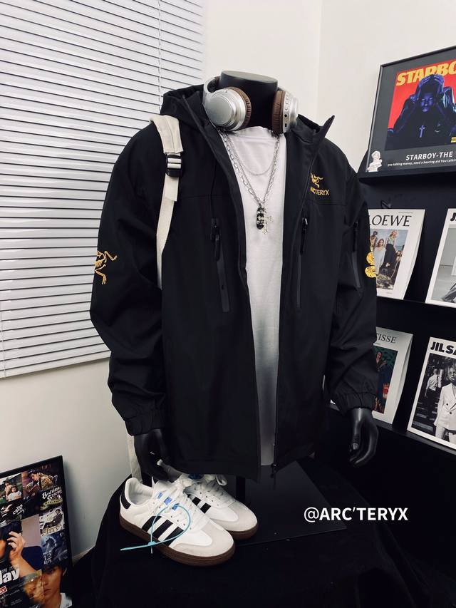 上新 Arc'teryx始祖鸟工装蛇年限定主题风重工刺绣连帽冲锋衣 春款必备 大爆款 男女同款 爆款上线 简直好看到爆了 版型绝佳超极好看 必入强烈种草款 小红