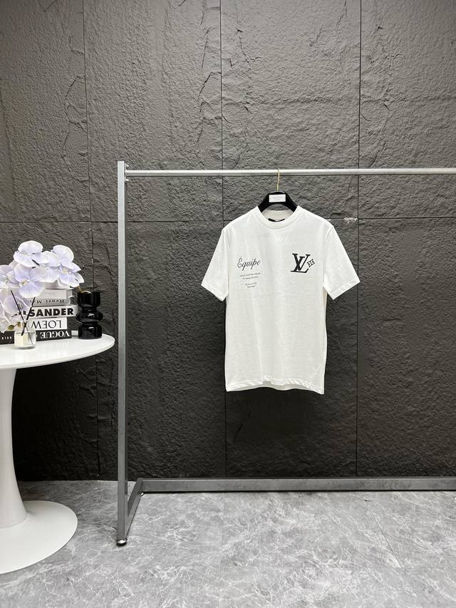 上新 独家臻品 Lv 菲董 爱与阳光主题短袖 Logo印花休闲情侣宽松短袖T恤，独一无二的活性环保面料染色，32支双纱精梳纯棉爽滑手感，纯棉不起球不起毛，面料采