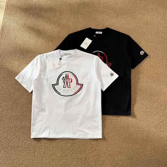 独家臻品 Moncler盟可睐 Logo刺绣短袖T恤 情侣款 宽松休闲 纯色 白色 品质与时尚并存的Moncler盟可睐Logo刺绣短袖T恤，是衣橱中不可或缺的