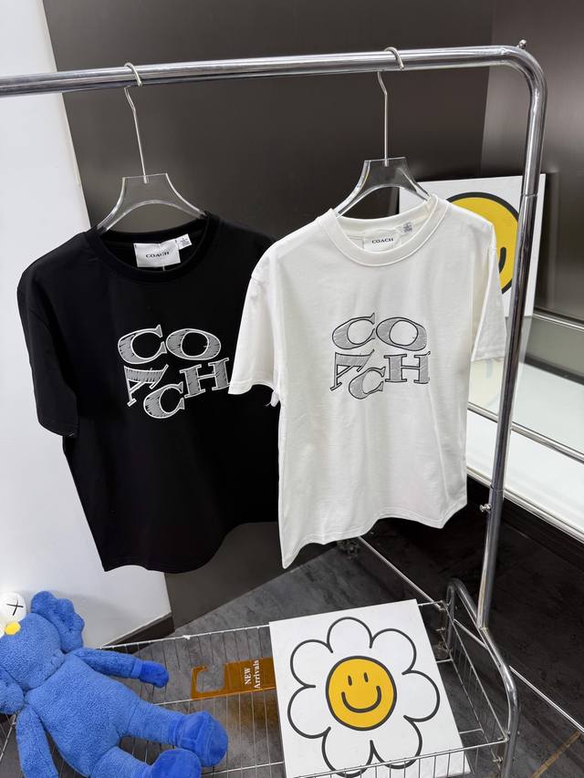 加厚面料Coach 官网图 25年新款早春简约字母情侣短袖 奥莱版本旗舰店官方在售大几百. 非常简单的一款T恤 上身简约大气 必入款 整件T恤的图案布局非常简单