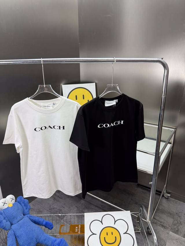 寇驰情侣款短袖T恤 品名：Ch情字母T恤 颜色：黑色 白色 尺码：S M L Xl Xxl 经典黑白字母T 衣柜里超百搭的基础单品 当然能夺得头魁 简单的款式千