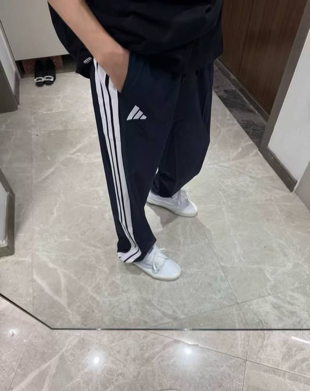 直筒拖地裤 阿迪达斯Adidas三条杠直筒 速干裤 春夏秋梭织长裤，立体裁剪 梭织面料 进口绣花工艺 裤口抽绳设计 男女轻松驾驭 不挑身材 随意搭配 颜色：黑色