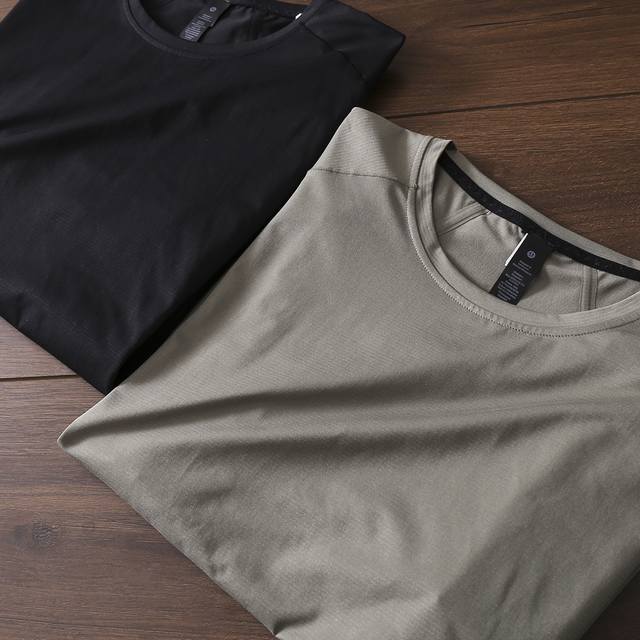 严选好货！Lululemon新款男士休闲运动圆领短袖T恤！经典时尚款，客供科技速干面料，吸湿排汗，舒适透气！后腰小标Logo刺绣，精致饱满，领里压条，做工细节都