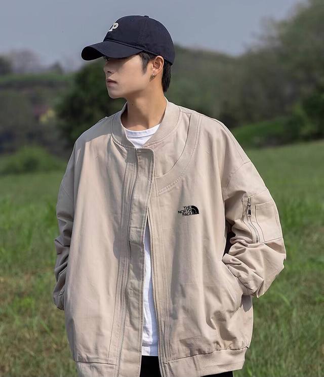 The North Face 北面双领冲锋衣 设计师新作棒球领飞行夹克 情侣款外套 莱卡面料上身挺括有型 定制拉链多口袋设计 大大提升衣服的置物空间 立体裁剪飞