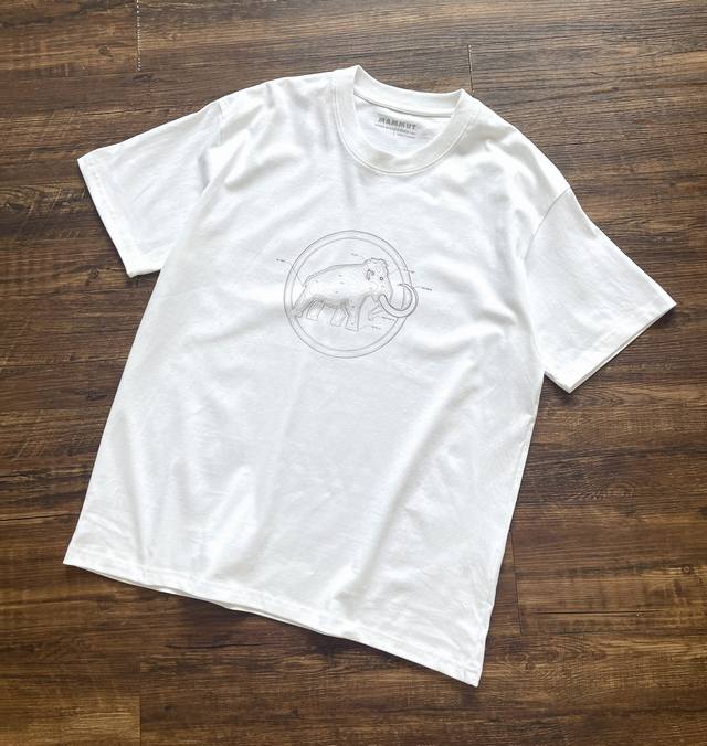 上新 Mammut猛犸象Qd Logo Print男士25款户外休闲圆标速干短袖圆领T恤！！ 高品质面料，加厚加宽领口螺纹，且具有灵活性。 可在夏季单独穿着或作