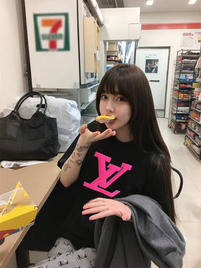 上新 路易威登限定荧光粉发泡Logo纯黑短袖T 上身满满的少女心超级超级温柔耶 绝了这款 太好看了单穿叠穿都很加分！！ 芭比粉凹凸发泡图案高级甜辣又少女～ 纯棉