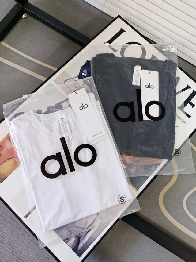 细节图 -Alo后领口反光小标Logo基础修身短袖尺寸表Alo后背印花短袖修身T恤！ 超级舒服的一款T恤 衣橱里少不了的简约黑白T！！ 真的被它的质感惊艳到了！
