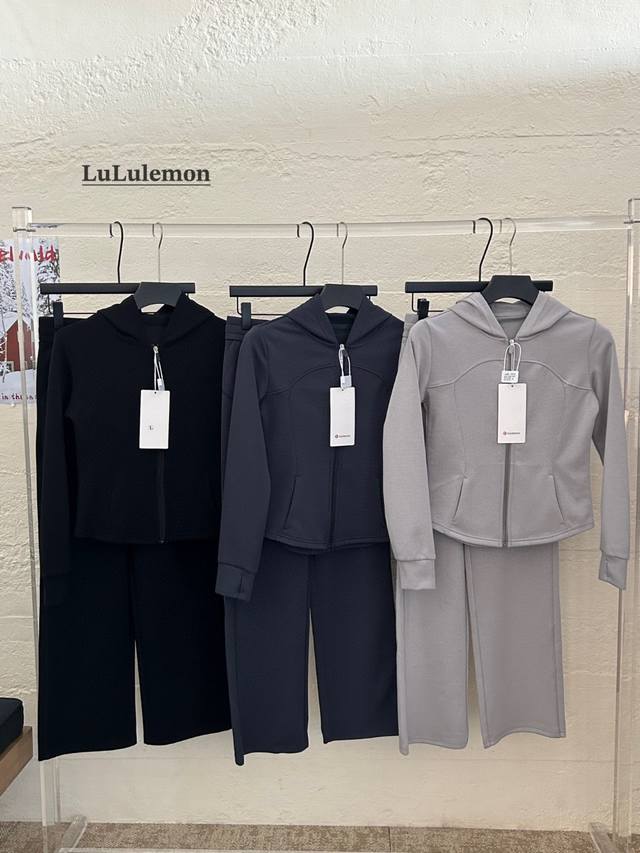 Lululemon 露露运动休闲套装 采用云朵棉面料，柔软细腻透气。下摆圆弧剪裁，修饰身型拉高比例，上身效果巨显瘦。高腰宽松的版型，不仅显瘦还能修饰腿型，舒适度