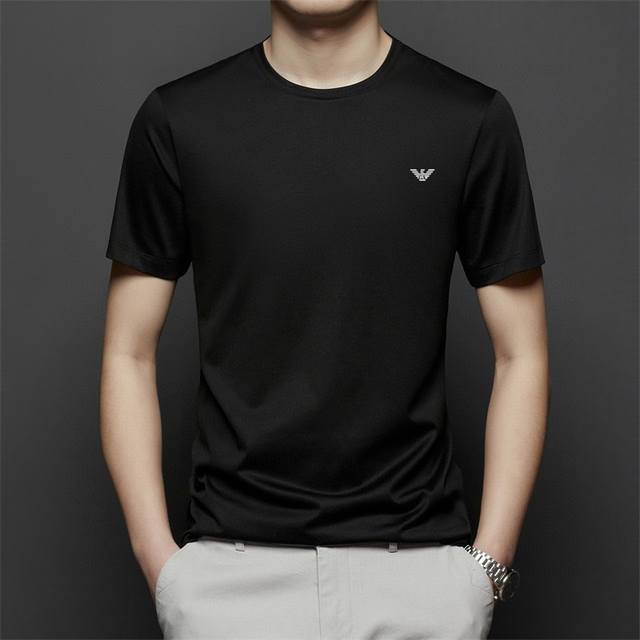 Armani阿玛尼男士2025新款圆领短袖丝光棉T恤 情侣款 专柜品质！只做高品货！认准下单！最重要是版型很正！立体剪裁！直接专柜打版！就是简单干练简约的风格