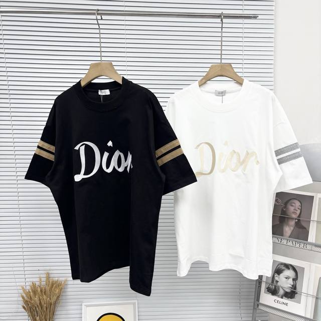 Dior迪奥 拼接字母47刺绣款短袖T恤 原版面料 官方同款 Logo标识精致升级，灵感源自八十年代复古 定制260克同缸染面料 手感非常舒服 春夏最新砖柜同步