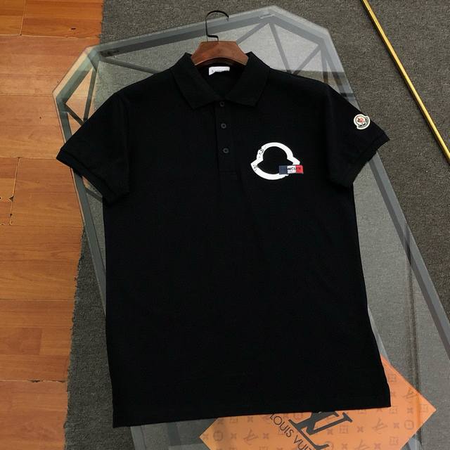 Moncler 蒙口2025新款刺绣Logo标翻领Polo衫 原版面料高版本高品质 网红明星同款 50支双股珠地棉面料 定制三角品牌金属标工艺 透气环保同时色泽