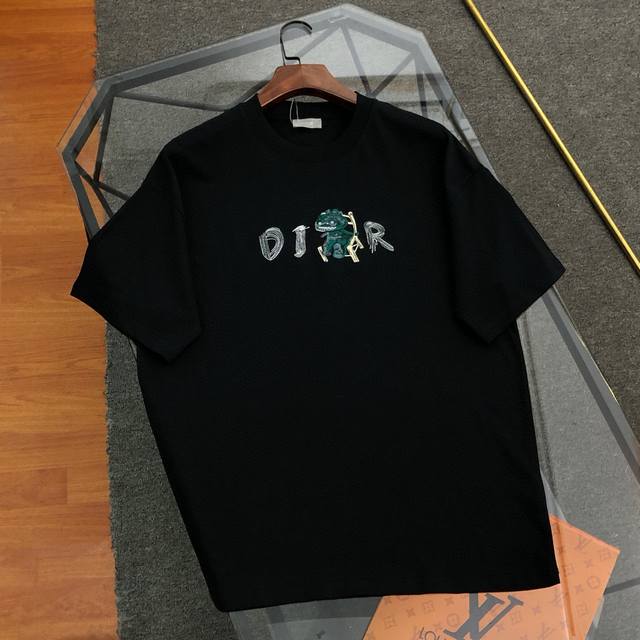 Dior 迪奥 2025春夏新款刺绣Logo圆领短袖Ｔ桖 原版面料高版本高品质 网红明星同款 定制定染简约基础款，简单大气，精致时尚，纯棉面料，面料柔软舒适 手