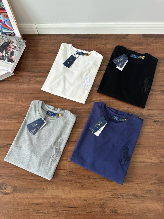 Ralph Lauren 拉夫劳伦25Ss同步推出一体色大马刺绣圆领短袖 颈部主标Logo有二维码标，可以扫码验证，并且细节马标刺绣全部高密度，全部进口田岛机打