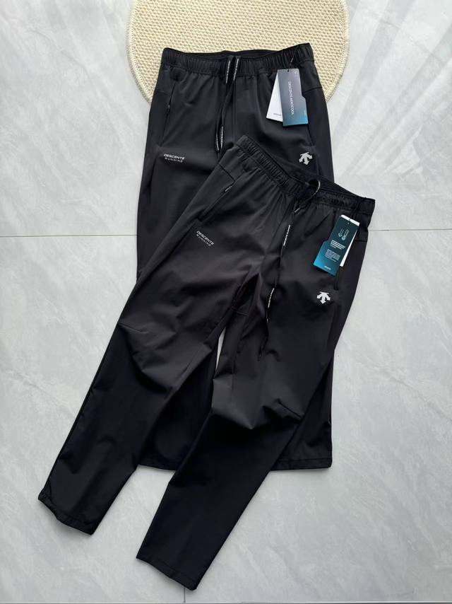 迪桑特箭头女士 梭织抽绳速干长裤 Size:黑色 M-2Xl 原厂全品相，客供专业运动面料，质感梭织面料，质感挺括，顺滑舒爽F360专业立体版型裁剪，为动态穿着