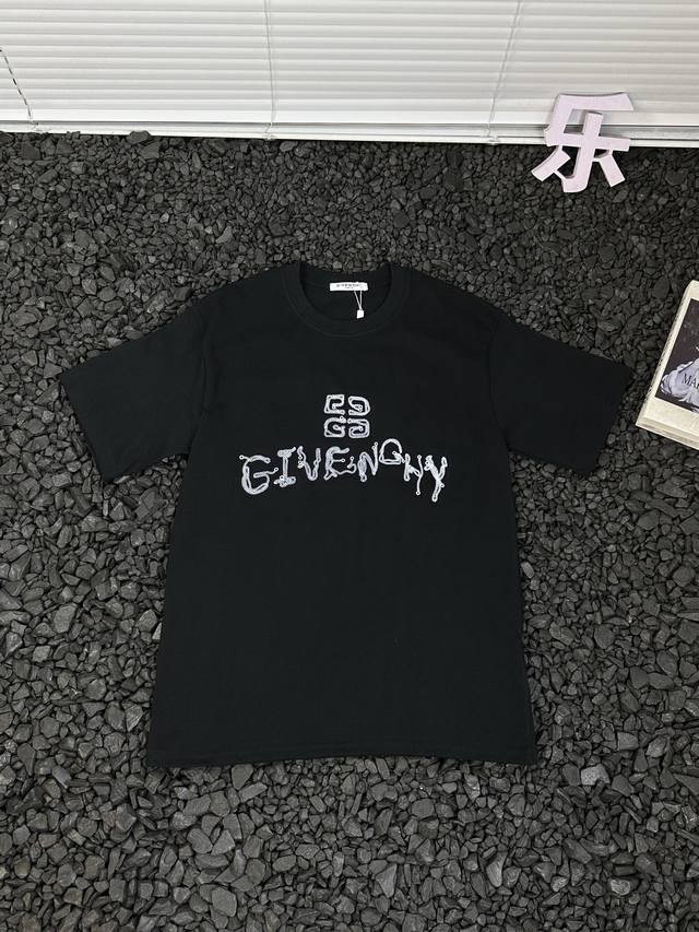 Givenchy纪梵希男女同款创意链条组成印花Logo短袖宽松休闲时尚百搭T恤纯棉 - 在时尚的舞台上，每个人都渴望展现与众不同的个性，这件纪梵希短袖T恤就是你