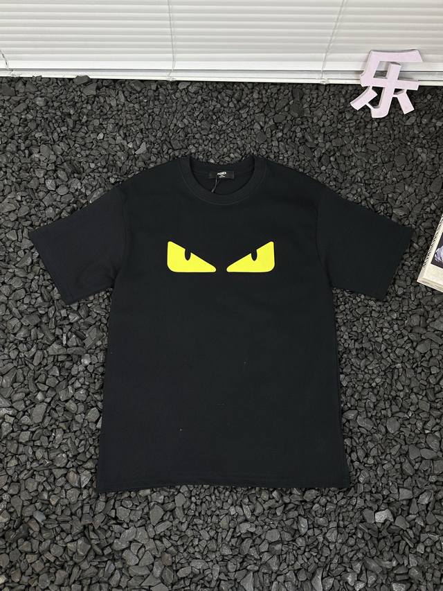 芬迪Fendi 男女同款黄色小怪兽眼睛印花图案短袖宽松休闲时尚百搭T恤纯棉 - 想要在人群中轻松展现独特个性？这件Fendi芬迪短袖T恤就是你的时尚秘密武器。纯