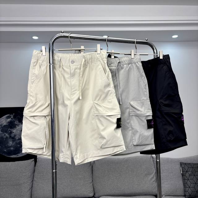 Stone Island石头岛大口袋户外工装短裤 两色袖标，随意搭配 品质看得见 裤子版型宽松 细节完美 松紧腰带可调节 立体拉链大口袋 斜插口袋 门禁带拉链
