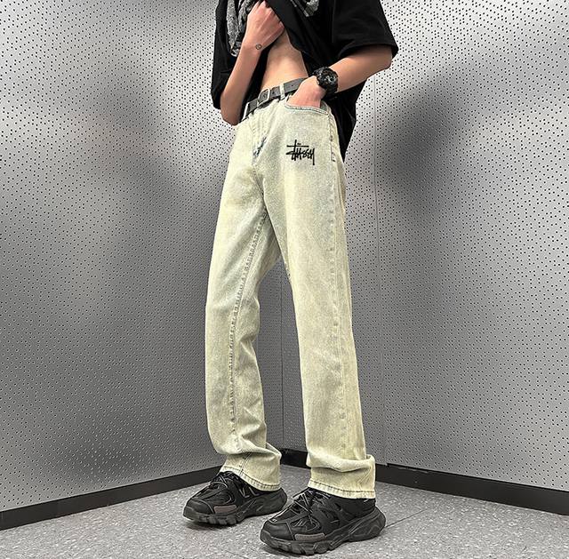 斯图西秋季新款泥黄色水洗渐牛仔裤！日常方便穿脱，整体高腰的设计贴合腰部曲线，拉长身材比例，直筒的裤型上身无压力，炒鸡修饰腿型和遮肉肉~ 牛仔面料耐磨耐穿，上身也