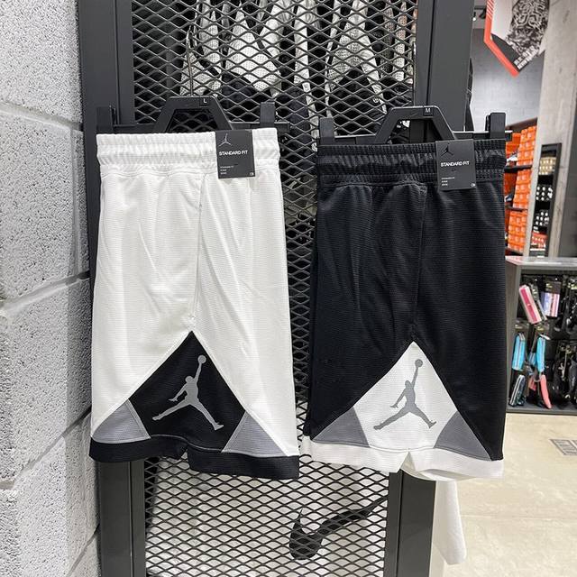 Nike耐克Jordan男子篮球训练运动网眼速干五分裤短裤，采用速干网眼面料，弹性腰部搭配抽绳设计，添加口袋的设计，方便又实用，采用拼接立体剪裁，撞色拼接视觉效