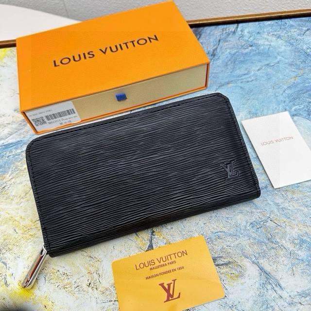 Lv水波纹长款钱包钱夹 每一个成熟男士都得有一个钱包，一个质量好的钱包不仅身份象征，而且是你的品味的体现。 经典黑花花纹永不过时，尽显低调内敛。精细设计，外层小