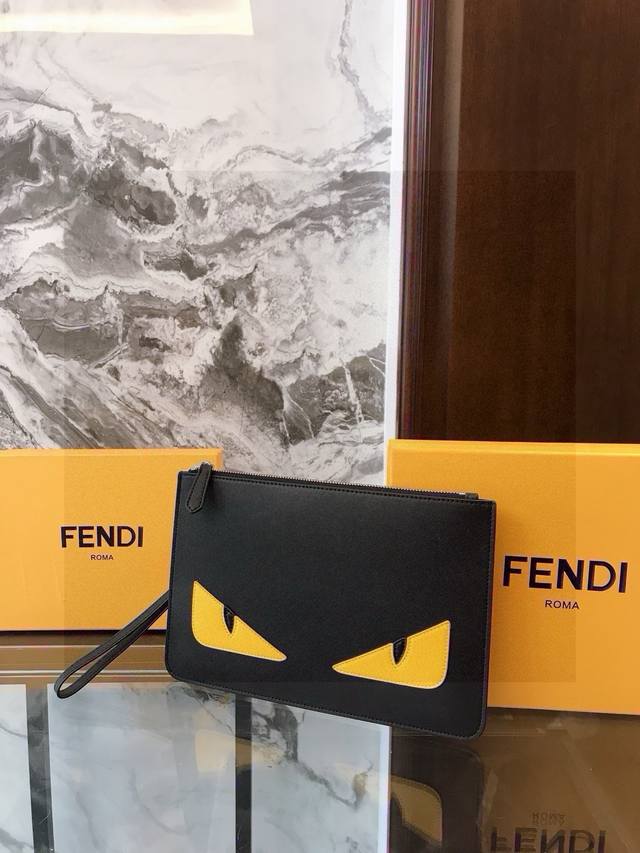 Fendi 芬迪手拿包 进口十字纹，原版五金，手感好。顶级设计师打造休闲风格制作，超顺滑拉链、顶级油边平滑、 超大容量空间设计多卡位+暗格拉链、设计精雕细琢一分