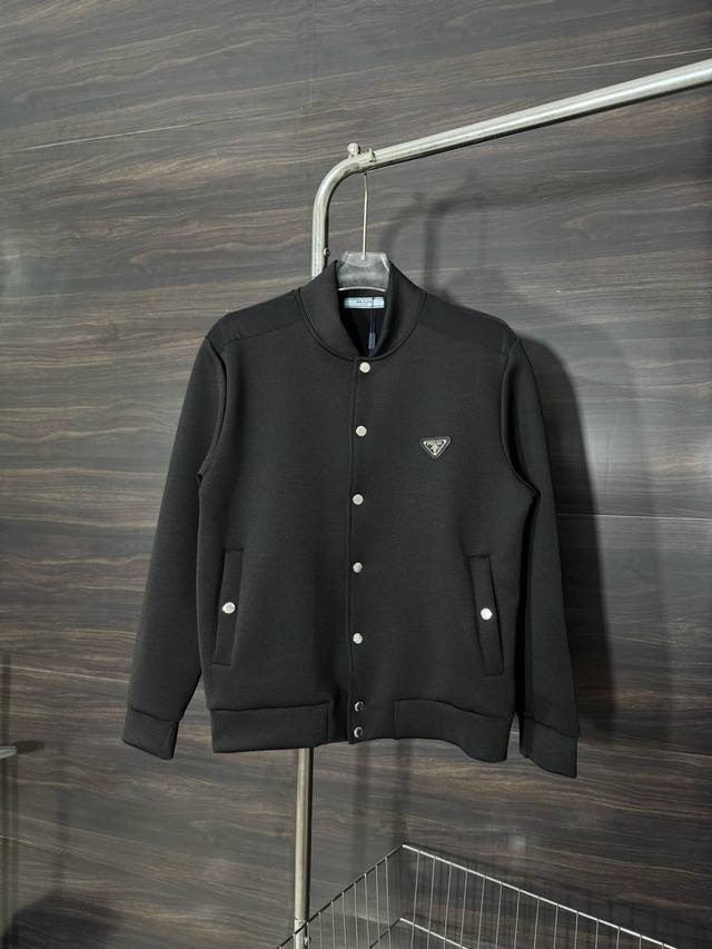 Prada-普拉达25新款圆领排扣小标外套 面料采用高克重双股手擀棉，上手舒服无褶皱，胸前缝制普拉达原版订制小标，胸前排扣采用定制原版字母五金纽扣，上身舒适，放