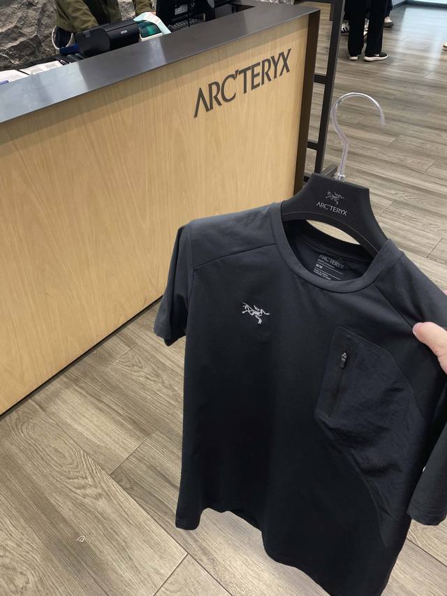 荃网独家！始祖鸟25稀有订单款！夏季新品男士舒适弹力速干短袖T恤！原厂代工！超高复杂工艺！只有少量几百件！客供五金面料辅料！胸前口袋压胶拉链+绣花工艺！后颈部位