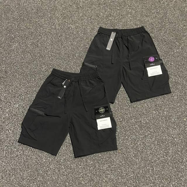 新款工装百搭宽松多口袋拉链速干短裤实拍图！ Stone Island 石头岛工装百搭宽松多口袋拉链速干短裤 实拍图！ 面料采用高品质防风防水放紫外线 机能拉链设
