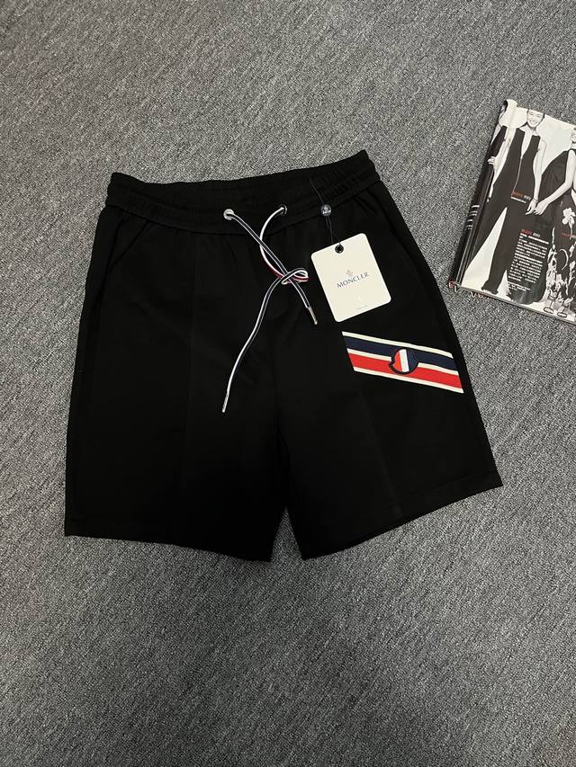 Moncler 蒙口色织休闲科技棉短裤 面料采用进口色织面料，透气，抗皱免烫，不掉色，松紧腰带设计，贴合身形，方便调整，男女同款 颜色：如图所示 尺码：M-2X