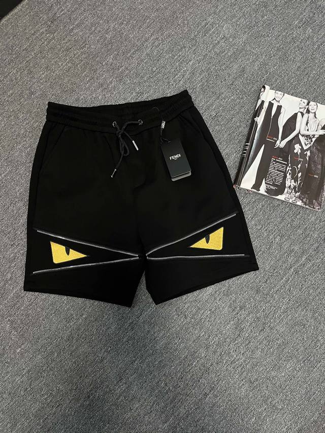 Fendi 芬迪小怪兽短裤 刺绣经典黄色眼睛设计.简单高级.时尚感强！ 整体采用定制面料，舒适度极好 手触感强烈，辨识度极高，完美品相工艺 前后标志点缀设计 采
