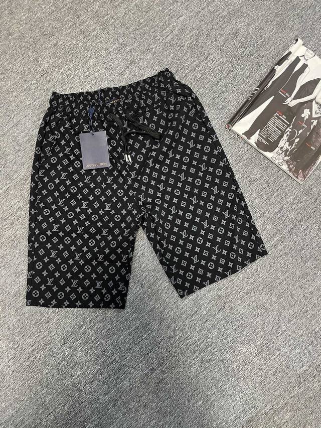 Lv满印Logo冰丝休闲短裤 精选高精度酷丝绵精梳面料 清爽丝滑透气 告别厚重感 清清爽爽 全身Oversized立体剪裁 开衩阔腿设计 上身超级有型 既轻奢百