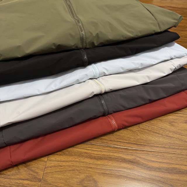 始祖鸟Arc'teryx 鸟家软壳冲锋衣 原版 1:1 复刻，品质卓越，细节之处尽显精湛工艺！ 头盔帽设计，为你在户外探险中提供全方位的保护。压胶工艺，确保衣物